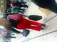 Mujer en pantalon rojo ajustado