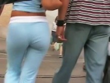 Bubble butt beauty flaunts her ass for the candid street cam