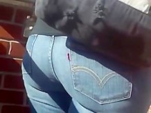 BIG DONK BOOTY IN JEANS.DAYUM!!!