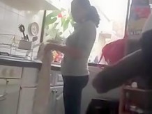 I expose my cock to a housemaid while she was washing dishes