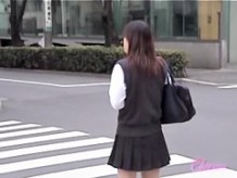 Nena caliente de la universidad se puso la falda tiburada después de cruzar la calle