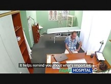 FakeHospital Patient le da a su enfermera morena una tarta de crema.