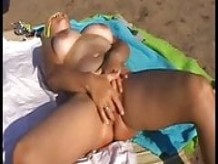 Masturbación amateur de playa madura