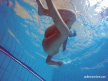 Caliente morena adolescente peluda en la piscina desnuda