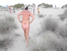 Anciana nudista en playa pública