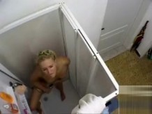 Coed babe cae sobre su novia en la ducha