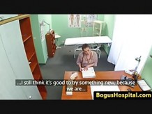 Amateur euro enfermera follada en la mesa del doctor