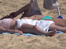 Topless con amigas en la playa 02