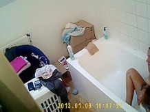 Adolescente peluda se masturba con la alcachofa de la ducha delante de un amigo