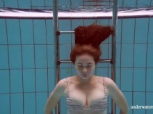 Mira a las chicas más sexys nadar desnudas en la piscina