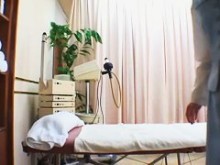 Chica japonesa follada frente a cámaras ocultas en un salón de masajes