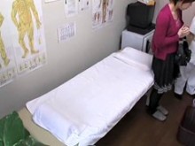 Japonesa de pelo corto clavada en vídeo de masaje voyeur