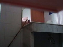 Videos voyeur del baño público con chicas atractivas tirando pedos de sus traseros