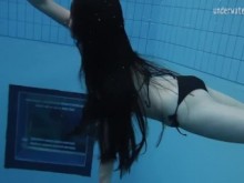 Mira a las bellezas nadar desnudas en la piscina
