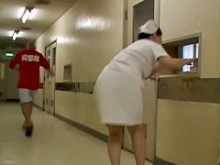 Enfermera gordita tiene su trasero cachondo en el pasillo