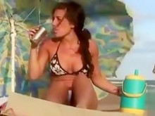 Chica brasileña de culo respingón en bikini sexy en la playa