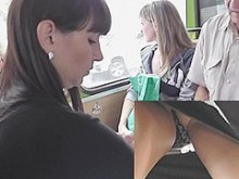 Upskirt femenino de pelo moreno en el autobús