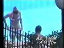 Sexo adolescente interracial oculto en la piscina