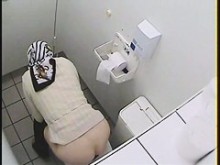 Abuelita tiene su culo en el baño voyeur video mientras mea