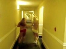 Chicas adolescentes traviesas corriendo con tetas desnudas en el hotel