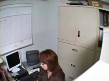 Naughty Jap chupa a su jefe en un video de sexo voyeur en la oficina