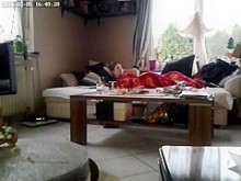 Atrapé a mi esposa masturbándose debajo de una manta con su nuevo Dildo. La atrapé con mi cámara espía. ella no tiene idea