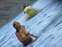 Chicas con curvas filmadas en una playa nudista