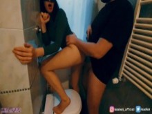 Se la follan en el baño mientras su novio disfruta de la fiesta de disfraces - Dialoghi Ita