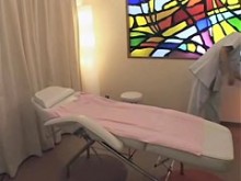 Hermosa puta japonesa follando en un salón de masajes