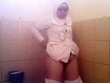 Mujer árabe hace pis en un baño público