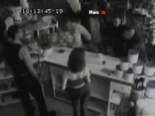 Imágenes de cámaras de seguridad de una morena sexy dando una mamada en una tienda