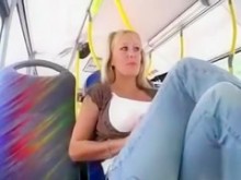 Milf hace una mamada en el autobús