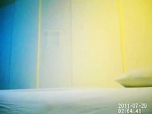 Joven pareja asiática teniendo sexo en un vídeo de cámara espía
