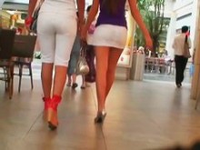 Dos increíbles zorras morenas de buen culo en un centro comercial voyeur upskirt