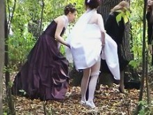 Una joya entre los vídeos voyeurs con una novia meando en el bosque