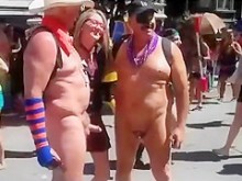 Dos viejos exhibicionistas se hacen fotos con chicas calientes mientras están desnudos