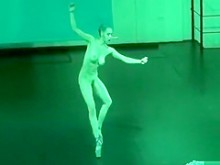 Espectáculo de arte desnudo con una bailarina traviesa
