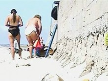 Video de MILF voyeur en la playa oculta