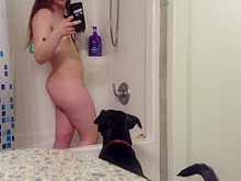 Compañero de cuarto pillado escondido en la ducha tomándose más selfies para su novio