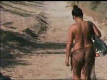 Esposa yendo a la playa nudista