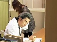 Hermosa japonesa peluda es follada por su ginecólogo