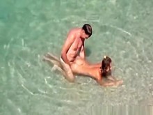 Dos parejas espiadas en la playa