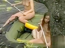 Jóvenes desnudos pasean en bote por el lago