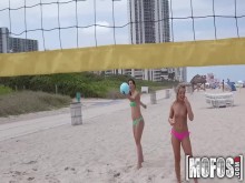 Mofos fiesta en la playa en topless