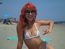 ¡El bikini de Kitty Meow muestra su coño en una playa no desnuda!