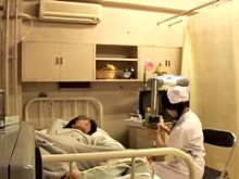 Dulce enfermera japonesa follada en un vídeo fetichista médico