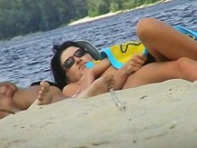 Linda pareja descansa desnuda en la playa
