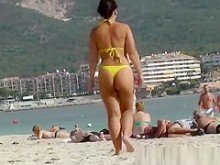 Mujer de culo sexy en bikini tanga amarillo
