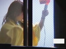 Chica asiática se seca el pelo y se masturba en la ventana