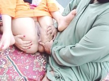 Esposa paquistaní paga el alquiler de la casa con su estrecho agujero anal al dueño de la casa con una conversación de audio en hindi
